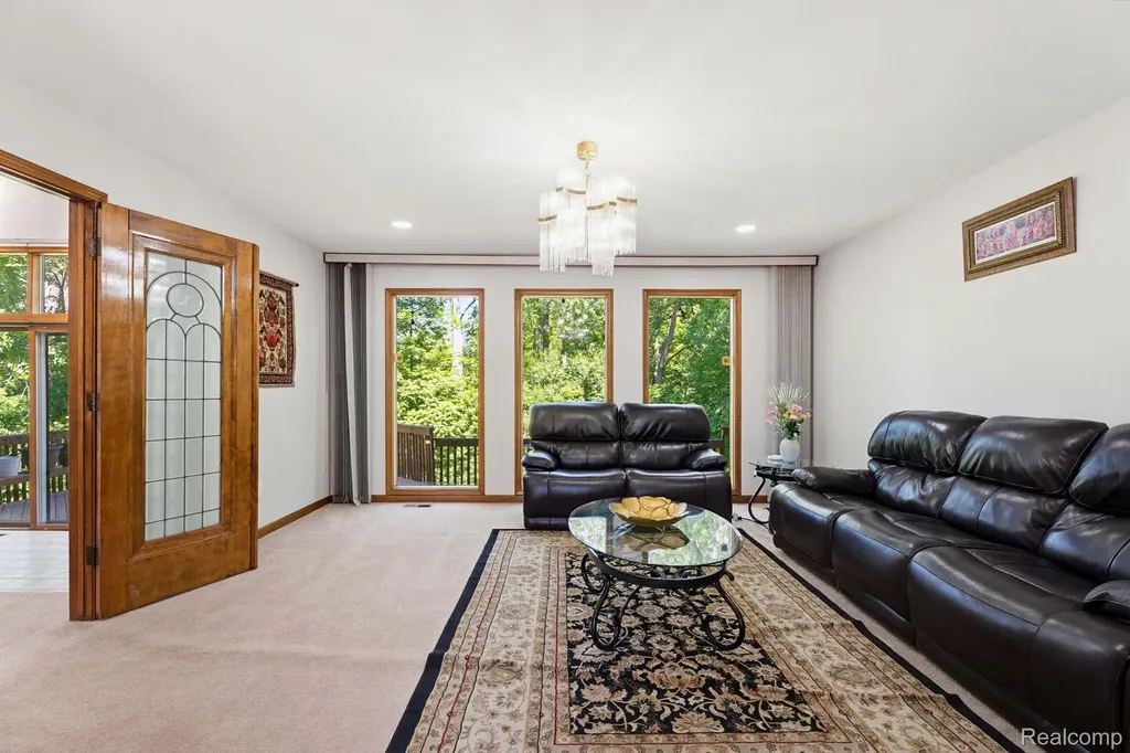 39200 Heatherbrook Drive Farmington Hills City MI 48331