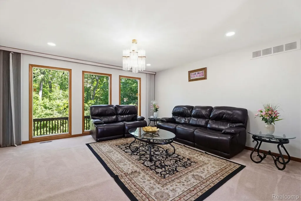 39200 Heatherbrook Drive Farmington Hills City MI 48331