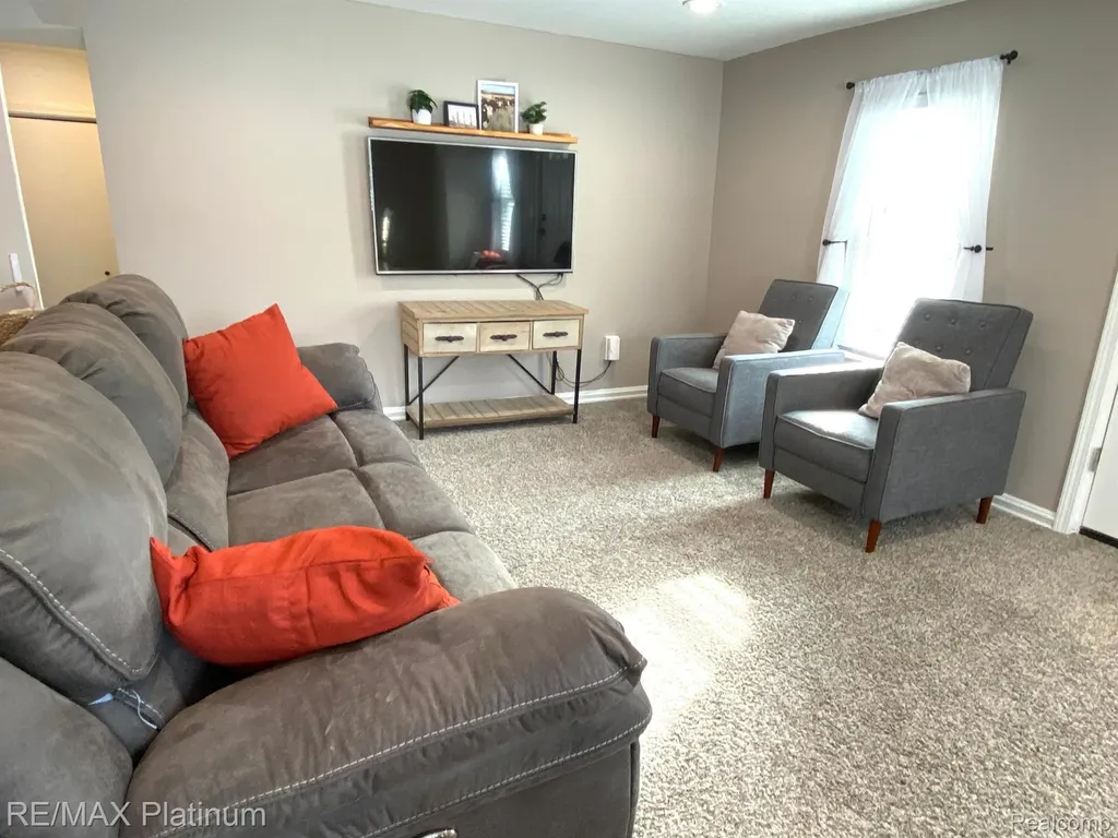 505 E Frank Street Fowlerville Village MI 48836