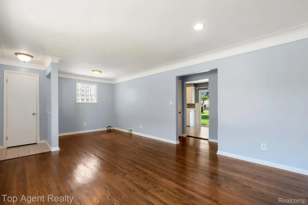 36365 Briarcliff Road Sterling Heights City MI 48312