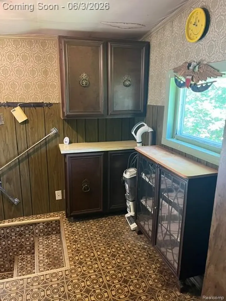1086 Forest Avenue Burton City MI 48509