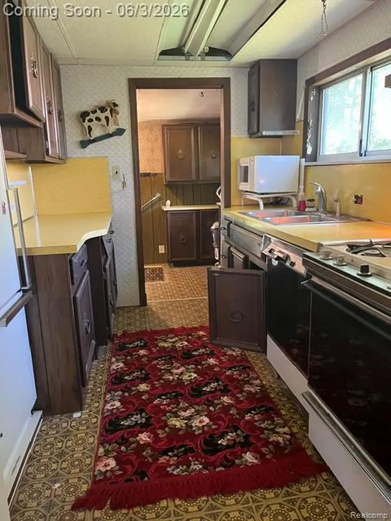 1086 Forest Avenue Burton City MI 48509