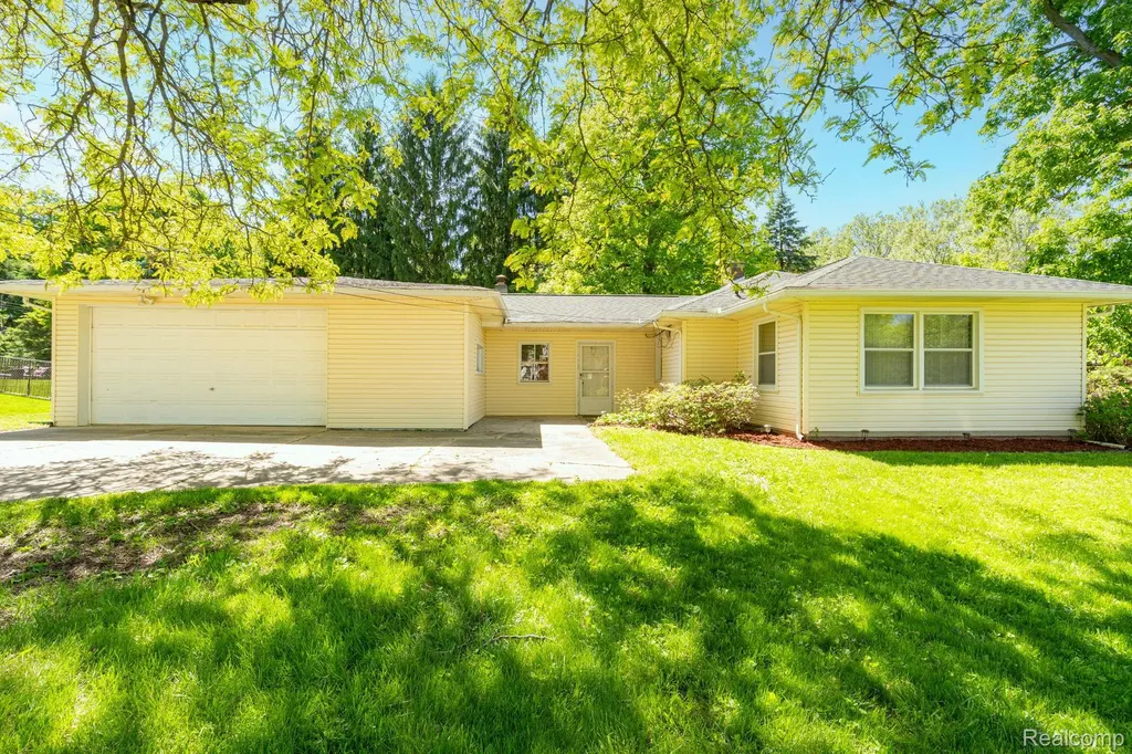 426 Driftwood Avenue Rochester Hills City MI 48307