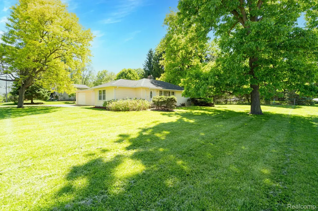 426 Driftwood Avenue Rochester Hills City MI 48307