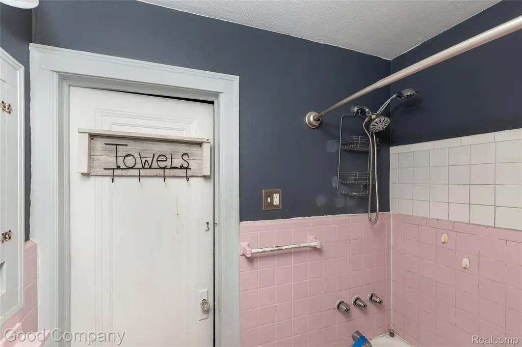 15223 Thomas Avenue Allen Park City MI 48101