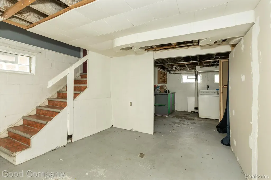 15223 Thomas Avenue Allen Park City MI 48101