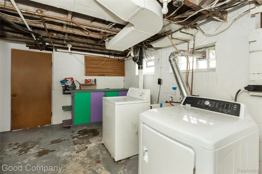 15223 Thomas Avenue Allen Park City MI 48101