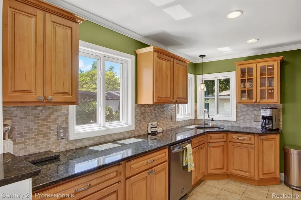 31772 Folkstone Drive Farmington City MI 48336