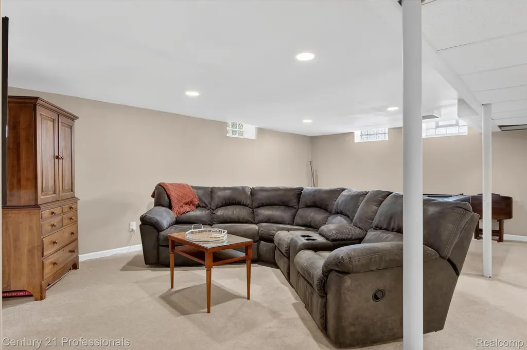 31772 Folkstone Drive Farmington City MI 48336