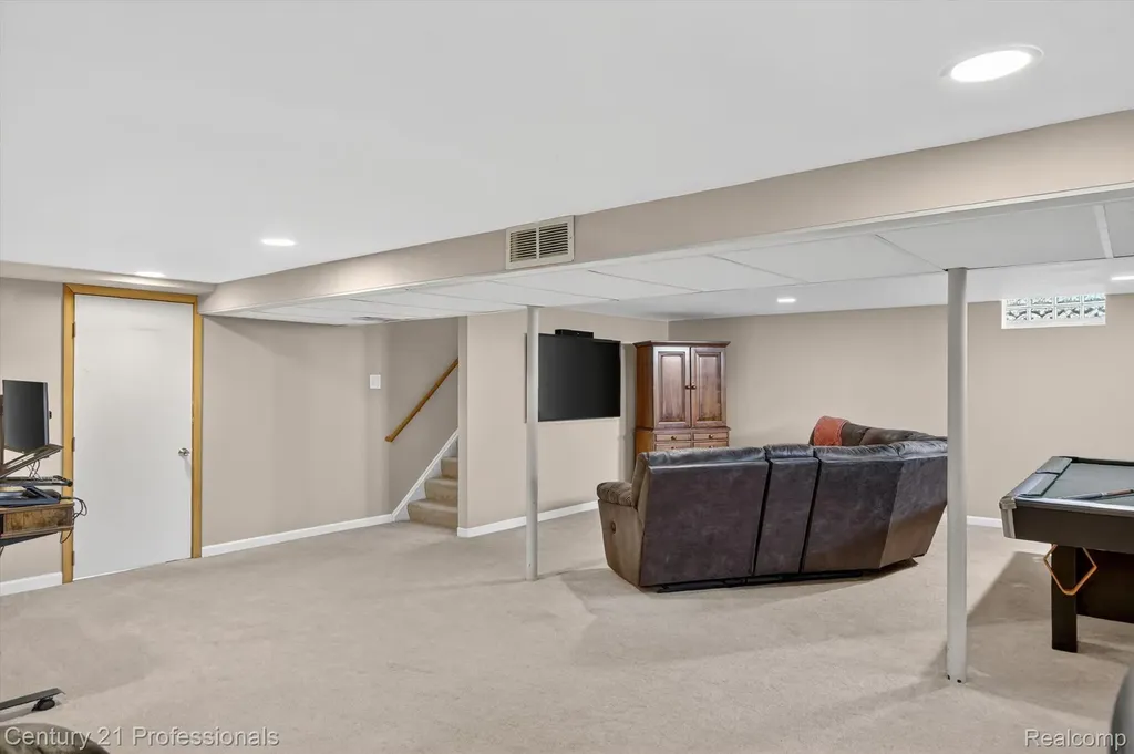 31772 Folkstone Drive Farmington City MI 48336
