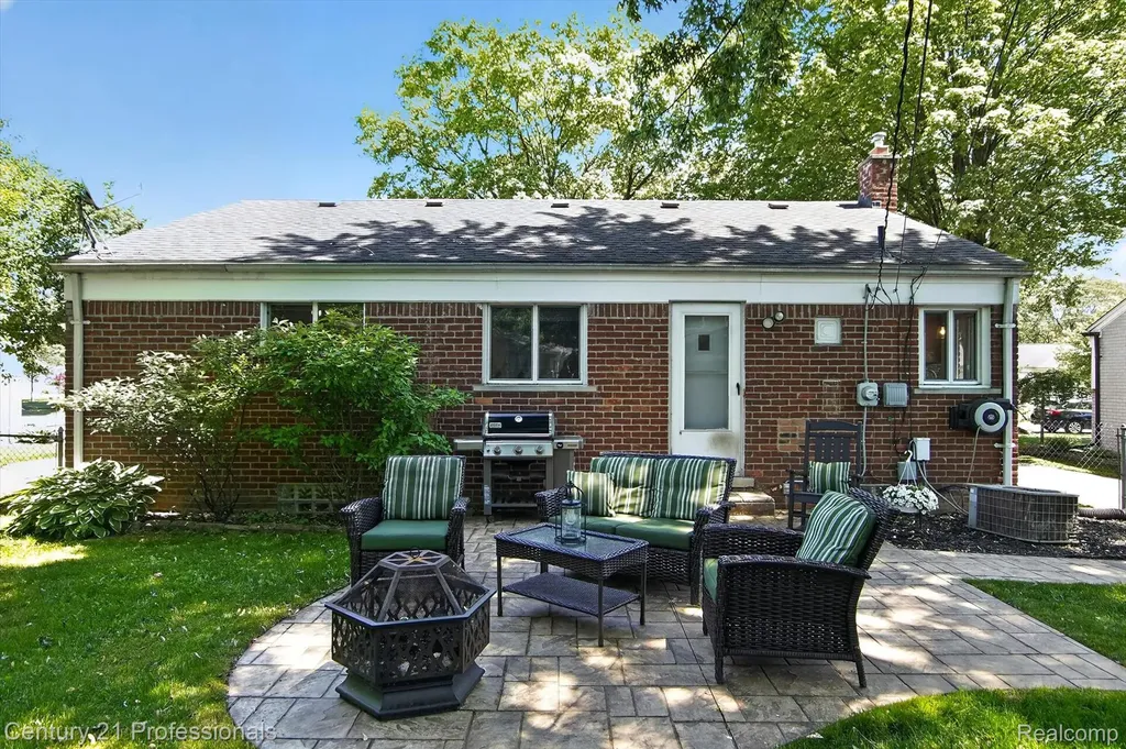 31772 Folkstone Drive Farmington City MI 48336