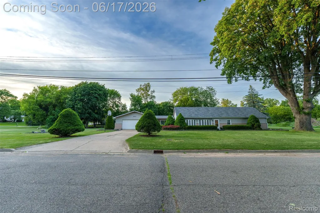 921 E Northfield Avenue Pontiac City MI 48340
