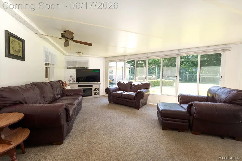 921 E Northfield Avenue Pontiac City MI 48340