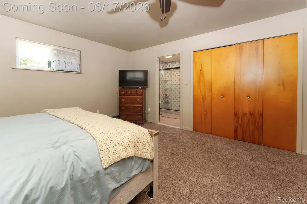 921 E Northfield Avenue Pontiac City MI 48340