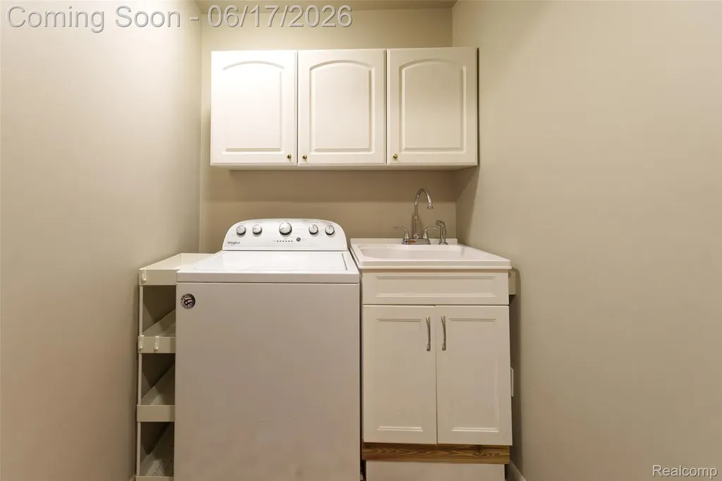 921 E Northfield Avenue Pontiac City MI 48340