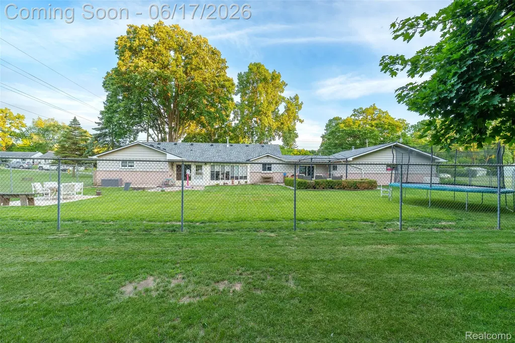 921 E Northfield Avenue Pontiac City MI 48340