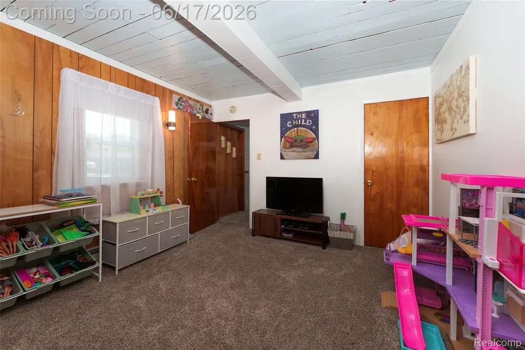 921 E Northfield Avenue Pontiac City MI 48340