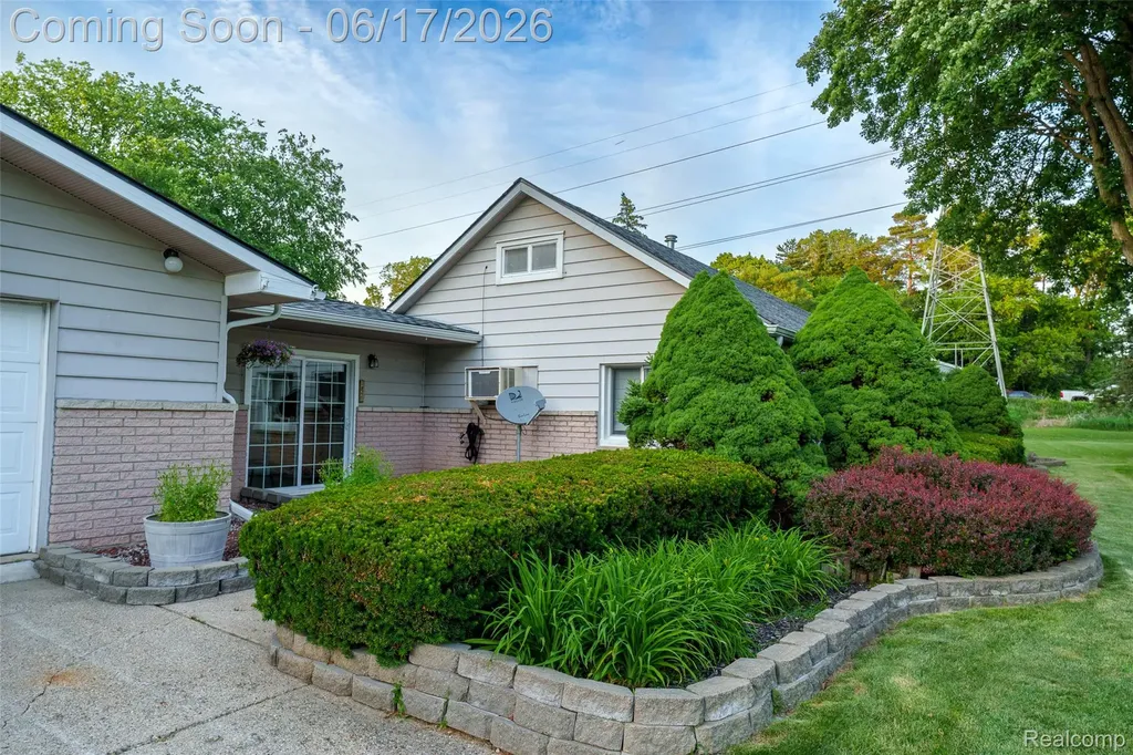 921 E Northfield Avenue Pontiac City MI 48340