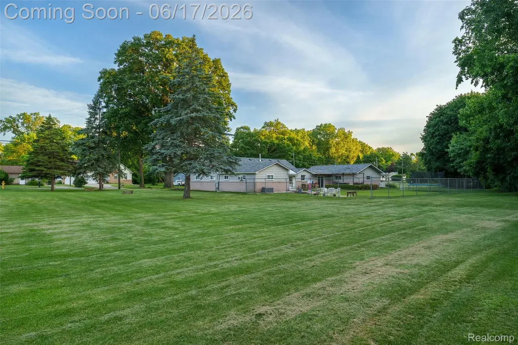 921 E Northfield Avenue Pontiac City MI 48340