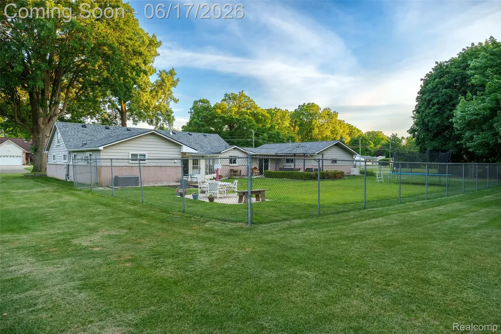 921 E Northfield Avenue Pontiac City MI 48340