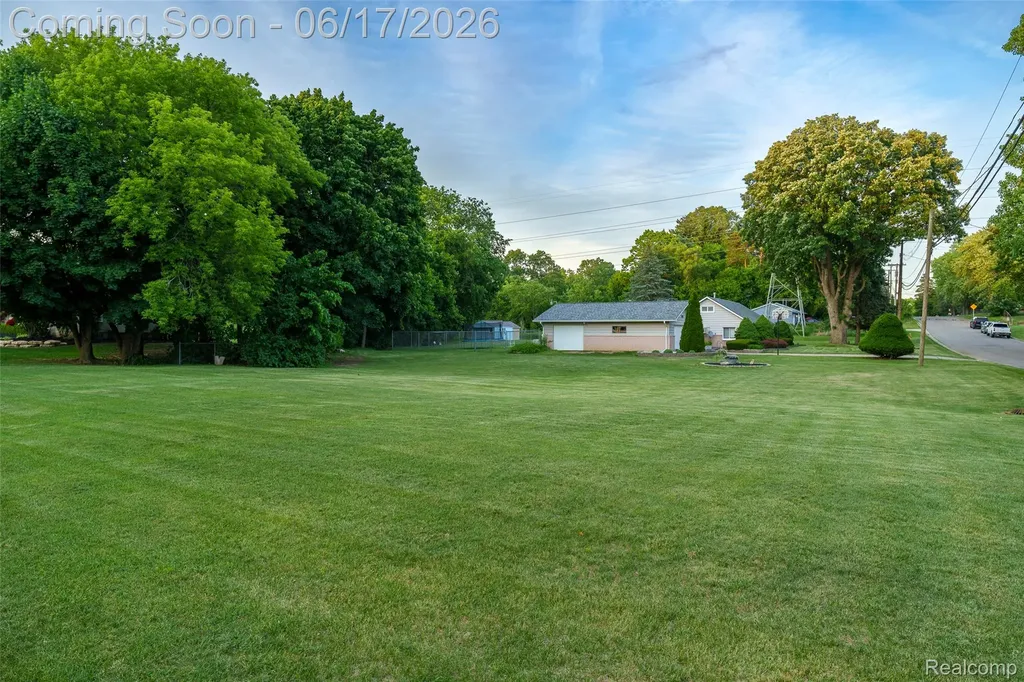921 E Northfield Avenue Pontiac City MI 48340