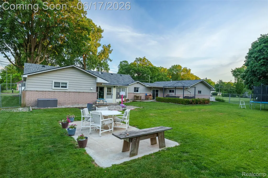 921 E Northfield Avenue Pontiac City MI 48340