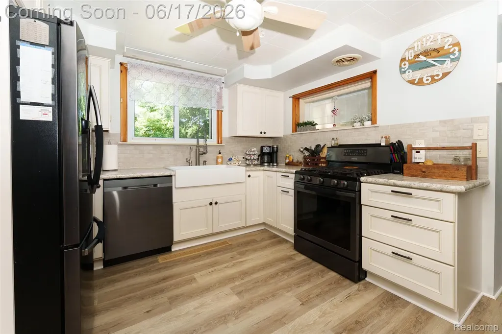 921 E Northfield Avenue Pontiac City MI 48340