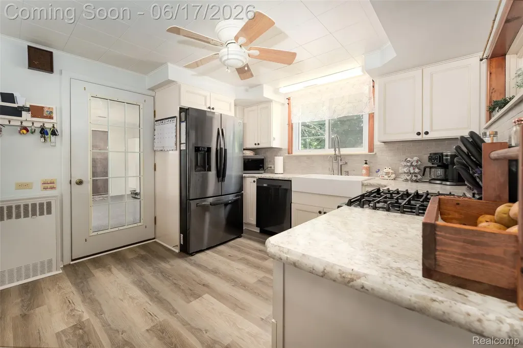 921 E Northfield Avenue Pontiac City MI 48340