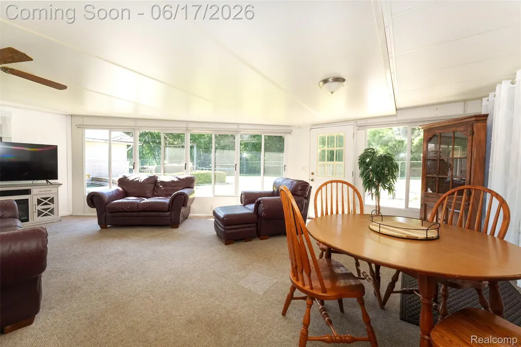 921 E Northfield Avenue Pontiac City MI 48340