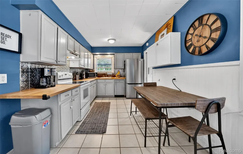 22410 Glen Court St. Clair Shores City MI 48080