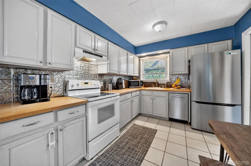 22410 Glen Court St. Clair Shores City MI 48080