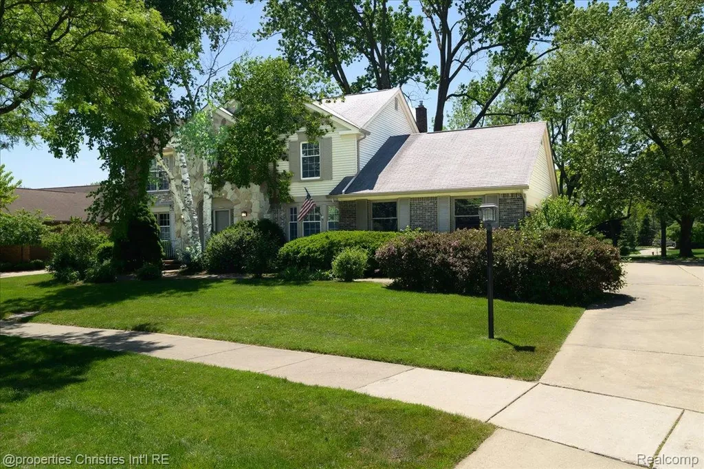 2901 Shadywood Drive Troy City MI 48098