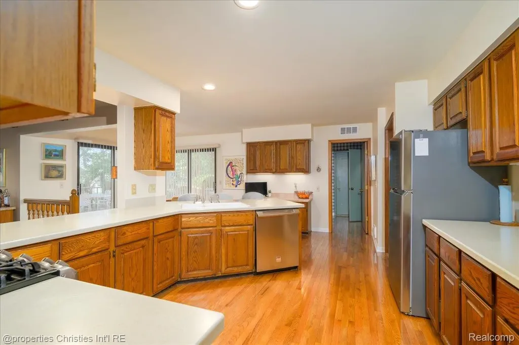 2901 Shadywood Drive Troy City MI 48098