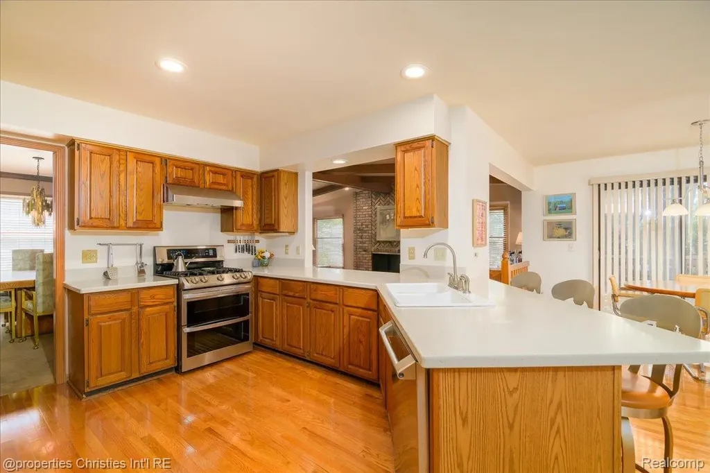 2901 Shadywood Drive Troy City MI 48098