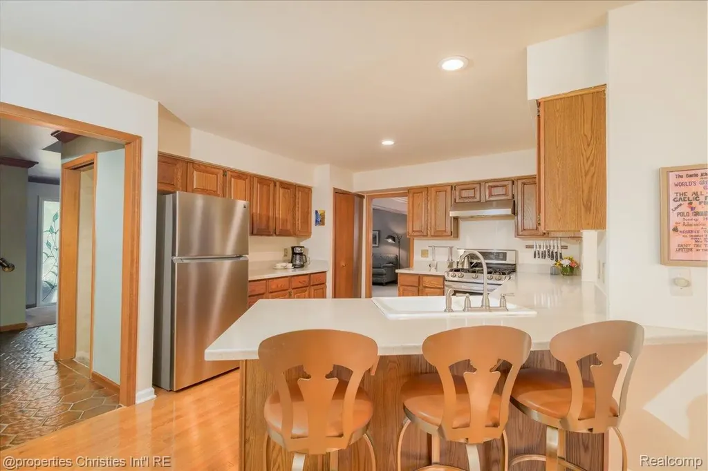 2901 Shadywood Drive Troy City MI 48098
