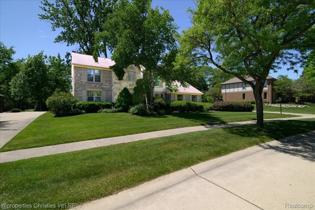 2901 Shadywood Drive Troy City MI 48098