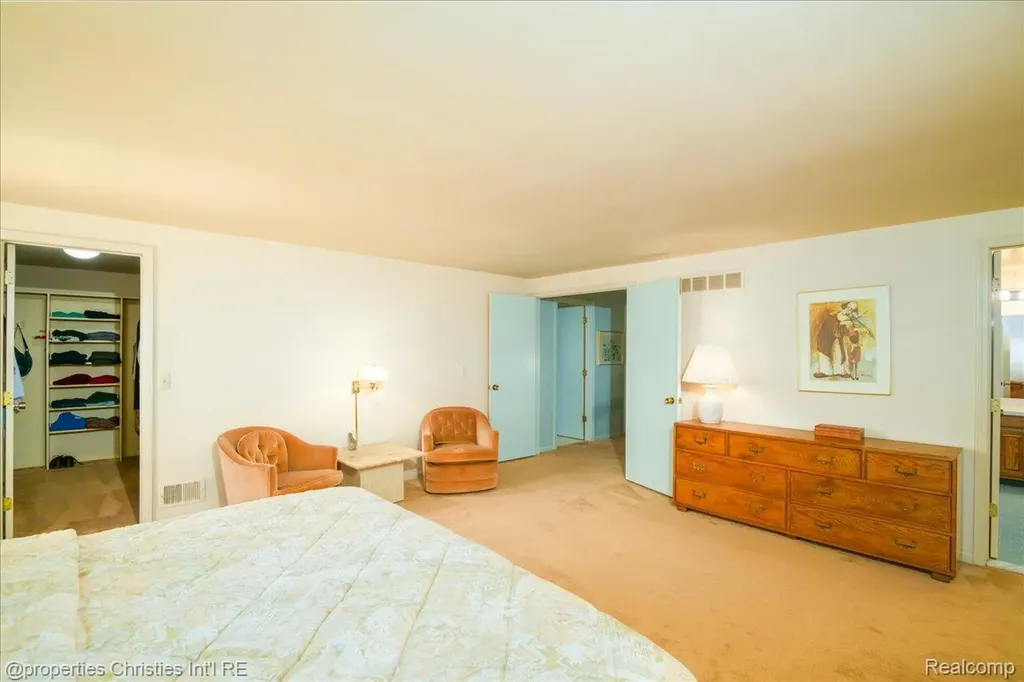 2901 Shadywood Drive Troy City MI 48098