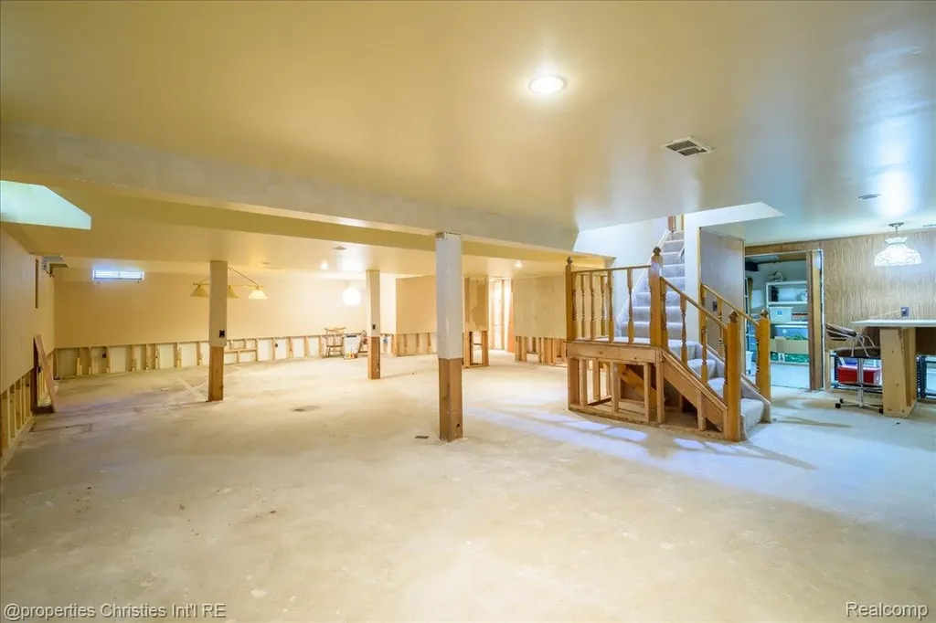 2901 Shadywood Drive Troy City MI 48098