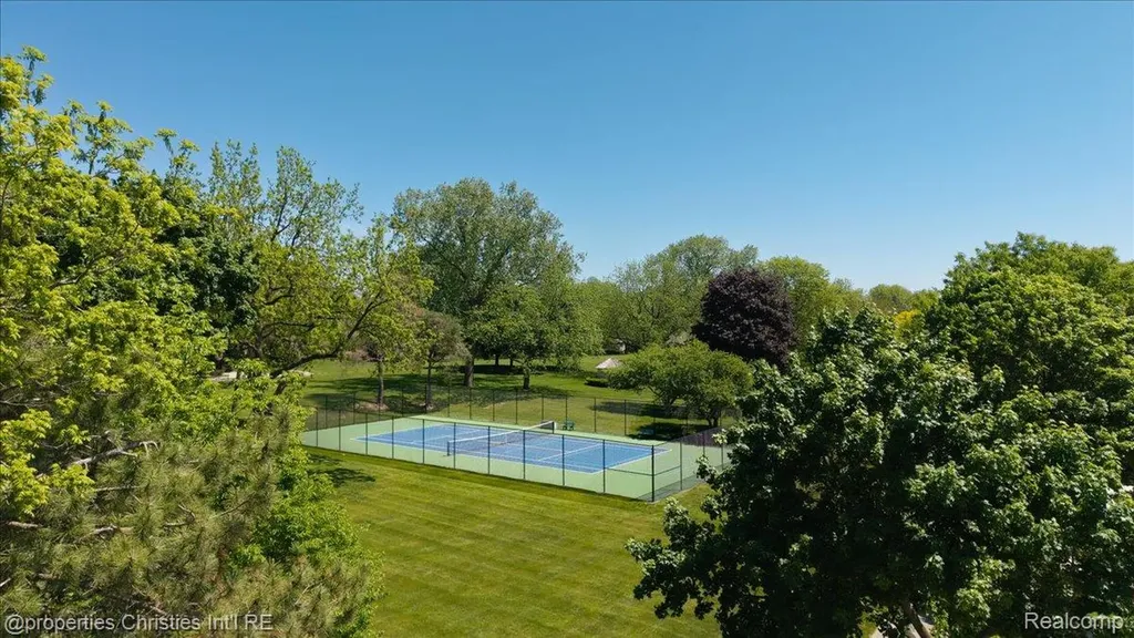2901 Shadywood Drive Troy City MI 48098