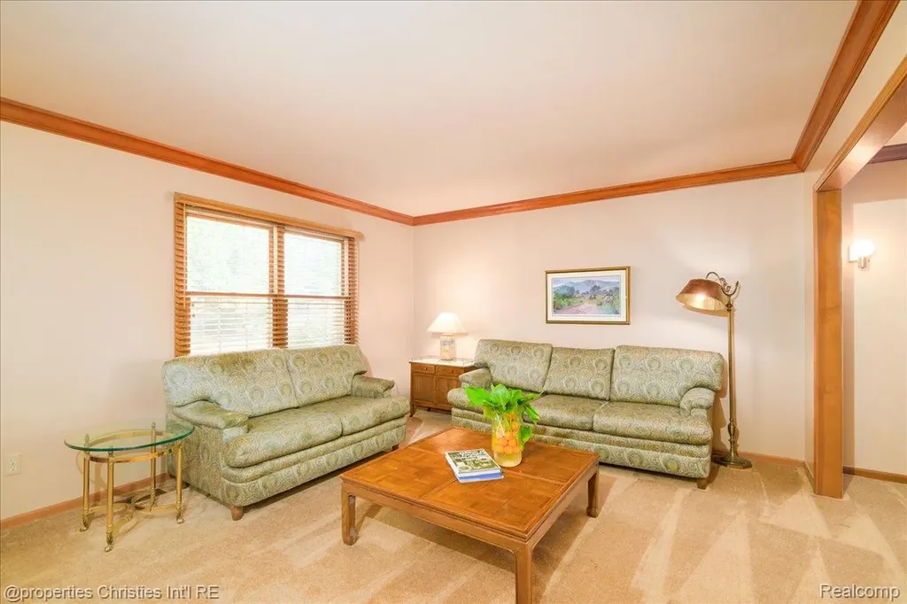 2901 Shadywood Drive Troy City MI 48098