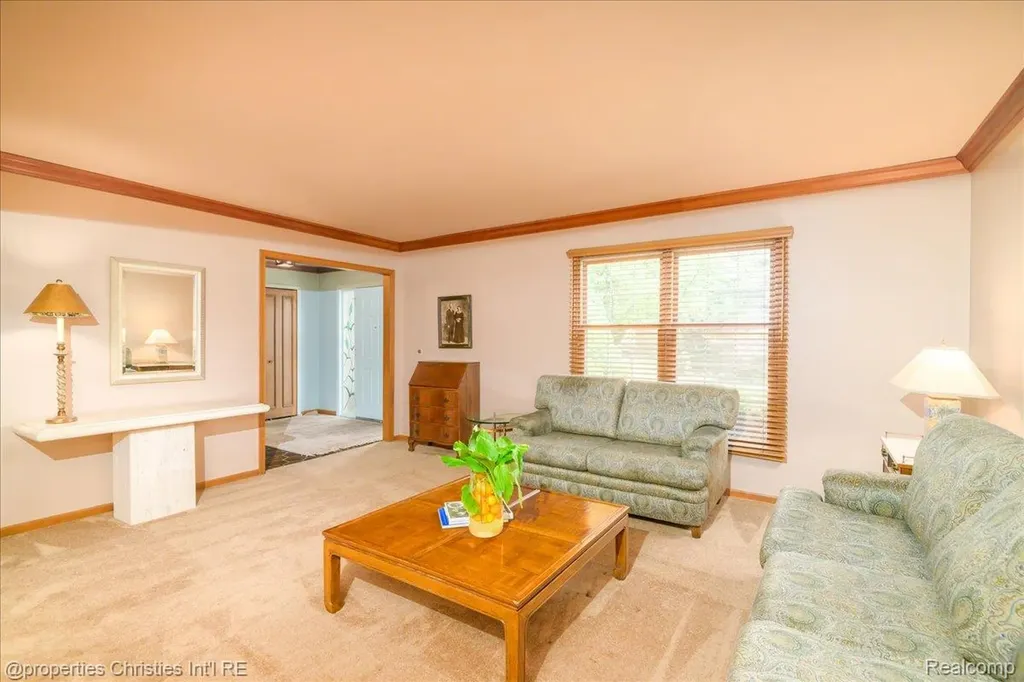 2901 Shadywood Drive Troy City MI 48098