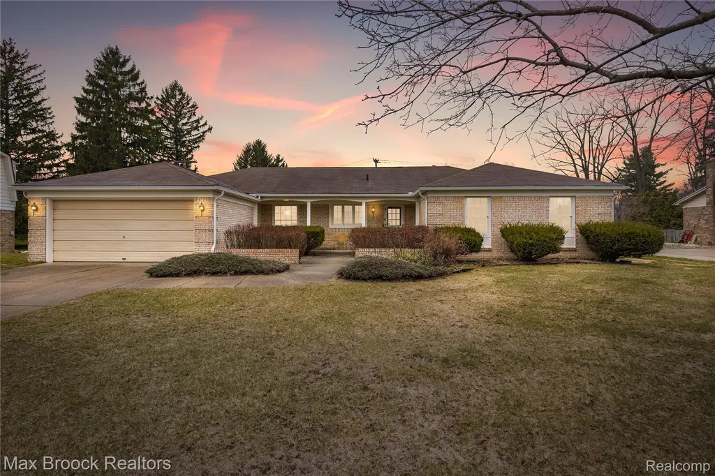28977 Lake Park Dr. Drive Farmington Hills City MI 48331