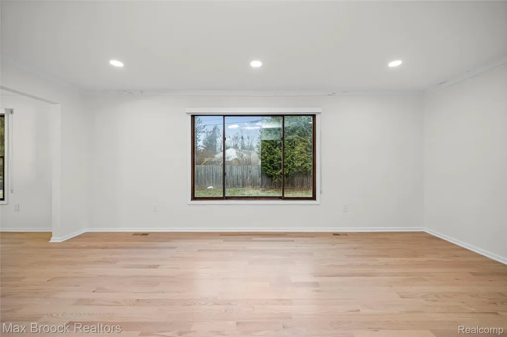 28977 Lake Park Dr. Drive Farmington Hills City MI 48331