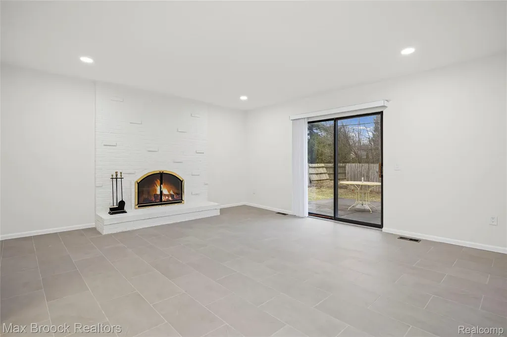 28977 Lake Park Dr. Drive Farmington Hills City MI 48331