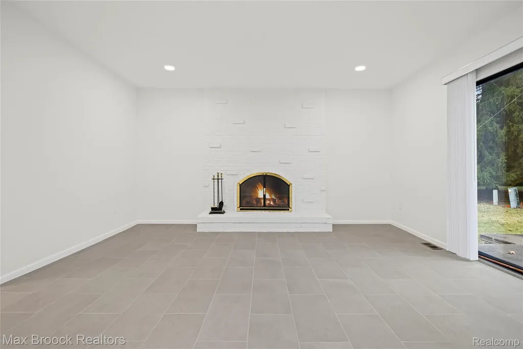 28977 Lake Park Dr. Drive Farmington Hills City MI 48331