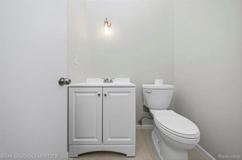 28977 Lake Park Dr. Drive Farmington Hills City MI 48331