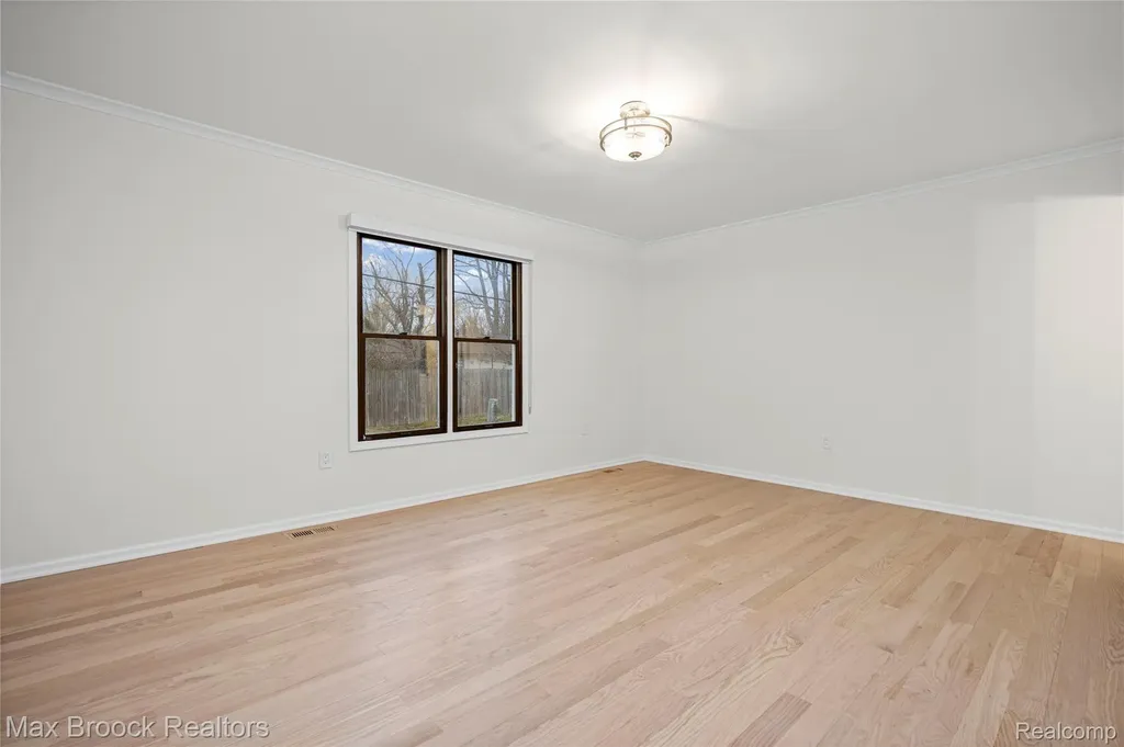 28977 Lake Park Dr. Drive Farmington Hills City MI 48331