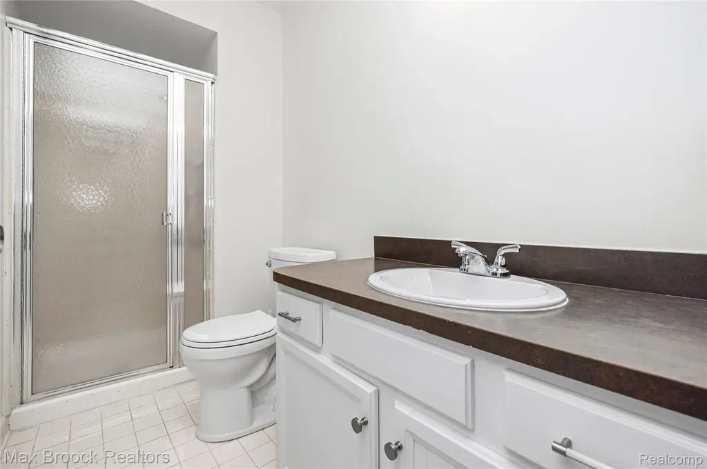 28977 Lake Park Dr. Drive Farmington Hills City MI 48331