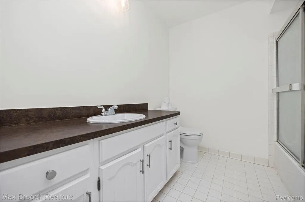 28977 Lake Park Dr. Drive Farmington Hills City MI 48331