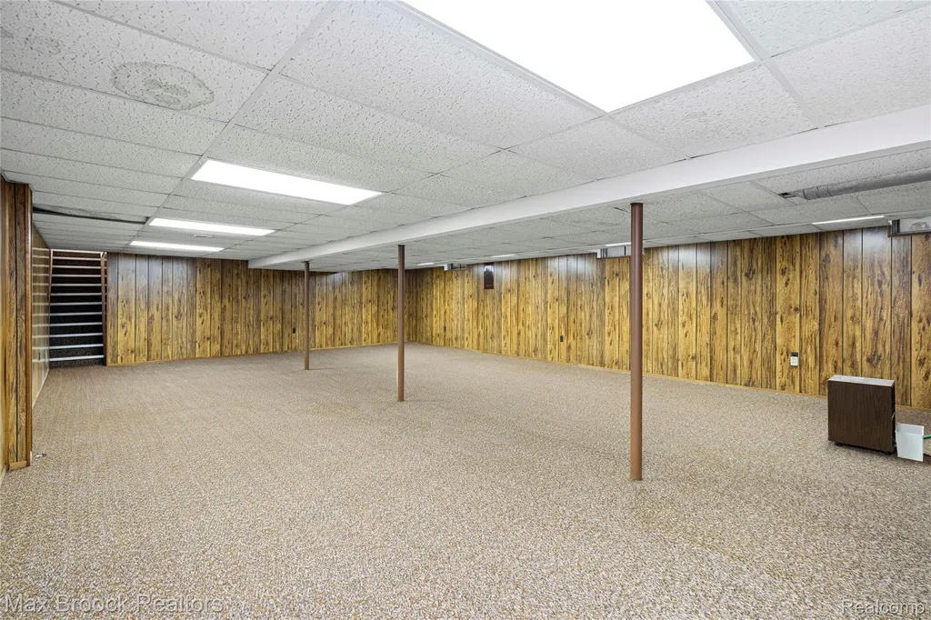 28977 Lake Park Dr. Drive Farmington Hills City MI 48331